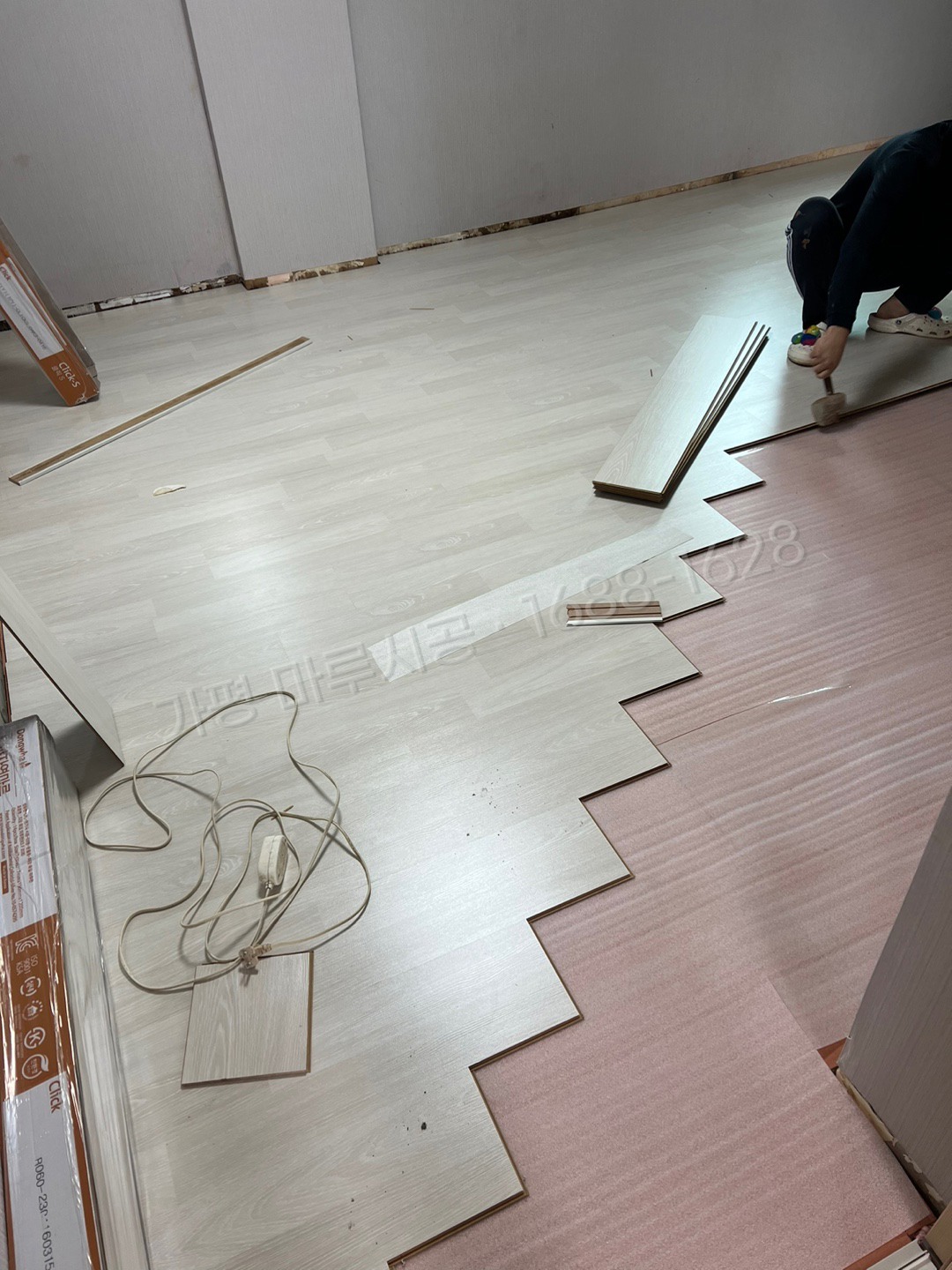가평 설악면 바닥공사 마루시공업체 강화마루 동화 클릭s 오크3 상가 시공 중